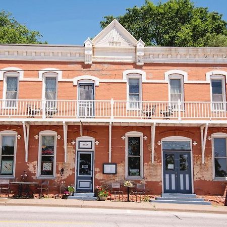 The Burlington Hotel & Bar - Alma Wi Екстер'єр фото